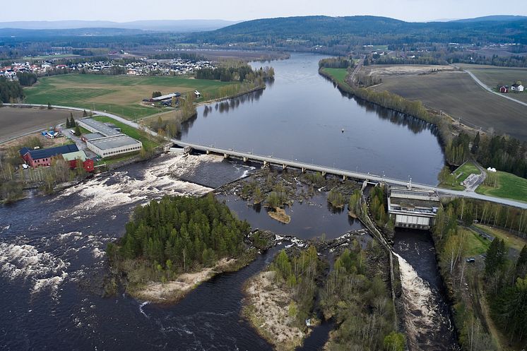 Fisk kan vandre ned forbi Funnefoss gjennom flomluker eller kraftverksturbinene. Funnefoss kraftverk sees til høyre i bildet..jpg