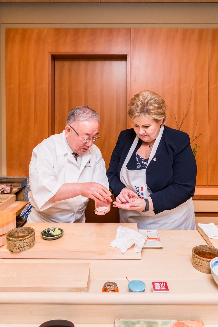 Statsminister Erna Solberg lager laksesushi i Japan