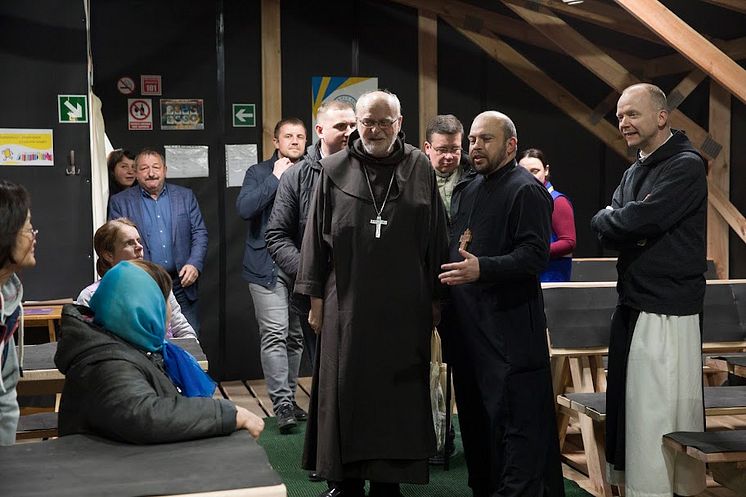 Kardinalen besöker resurscenter för krigsoffer i Makariv