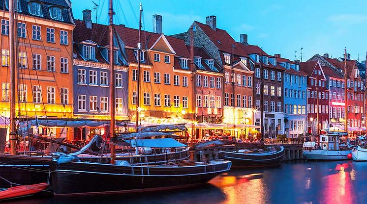 Nyhavn by night