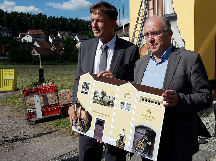 Martin Hanner vom Bayernwerk und Bürgermeister Georg Butz präsentieren den "Hopfentransformator".