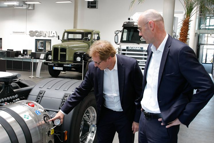 Jörg Breuer (li.), Scania Händler, und Manfred Köhler, Geschäftsführer Huettemann