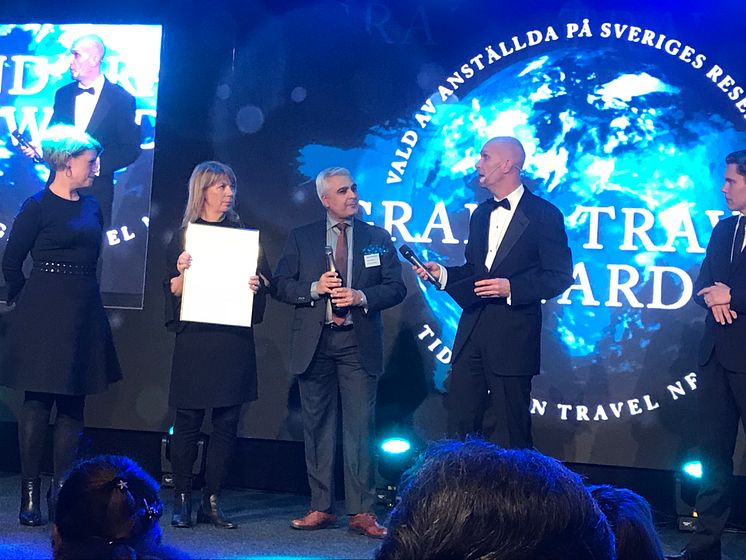 Salgssjef i Nordic Choice Hotels, Anant Vithlani, mottar prisene på vegne av Nordic Choice Hotels. Foto: Nordic Choice Hotels