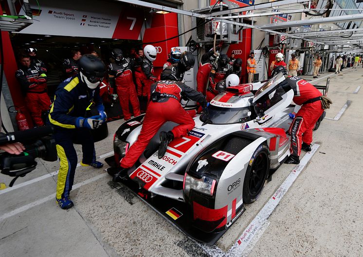 Audi R18 e-tron quattro #7 i pit