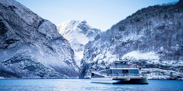 Nyt vinterlyset på eit fjordcruise på Nærøyfjorden