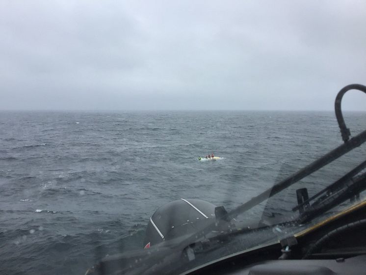 Hi-res image - ACR Electronics - The USCG approach the fishermen awaiting rescue