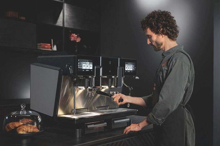 WMF_Coffee_Machines_espresso_NEXT_Image_Benefit_Keyvisual_Easy_Handling-scaled.jpg