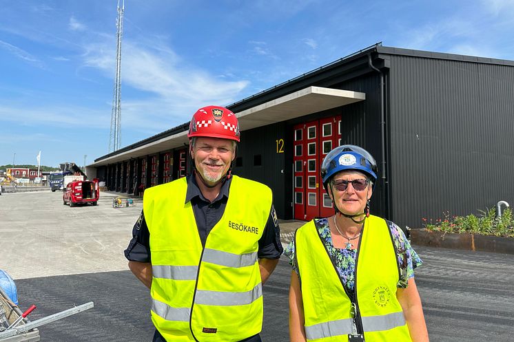 Magnus Lagrell och Birgitta Andersson framför Uddevallas nya brandstation