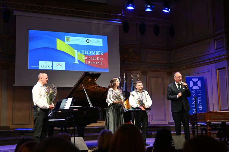 Ambasadorul Romaniei in Regatul Suediei Daniel Ionita, alaturi de artisti la concertul dedicat Zilei Nationale a Romaniei in Suedia.jpg