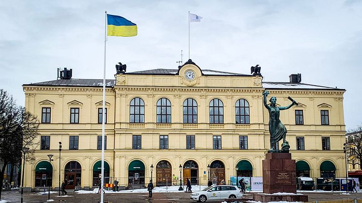 Ukrainas flagga vajar på Stora torget