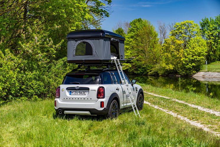 Hemestra i naturen med MINI: elektrifierade campingbilar med taktält