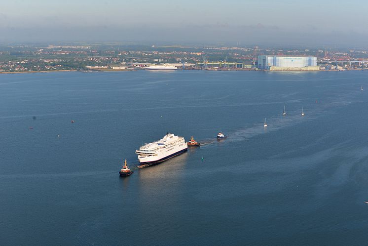 Det første GR-skib trækkes fra Stralsund_1