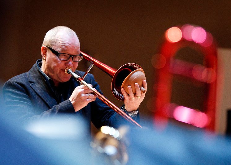 Den mångsidige musikern och trombonisten Nils Landgren får Sir George Martin Music Award 2012