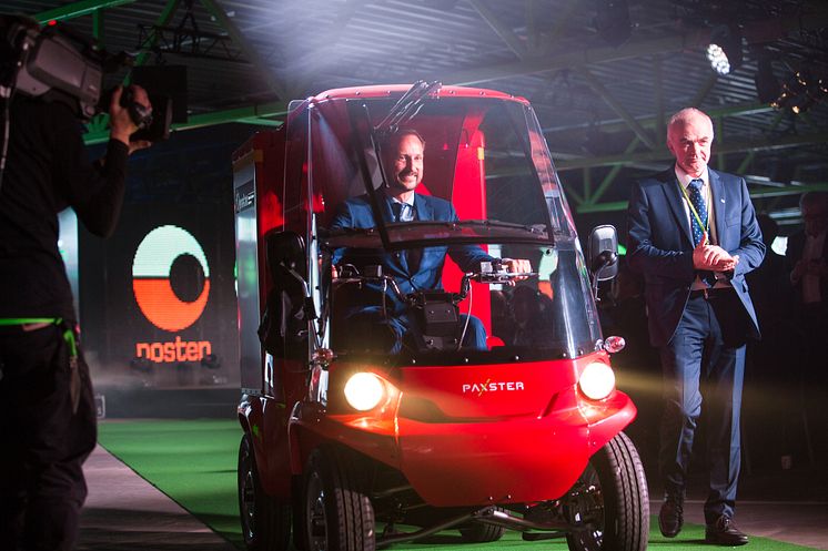Kronprinsen kjørte elbilen Paxster ut fra scenen. Regionsjef Odd Rune Rennemo t.h.