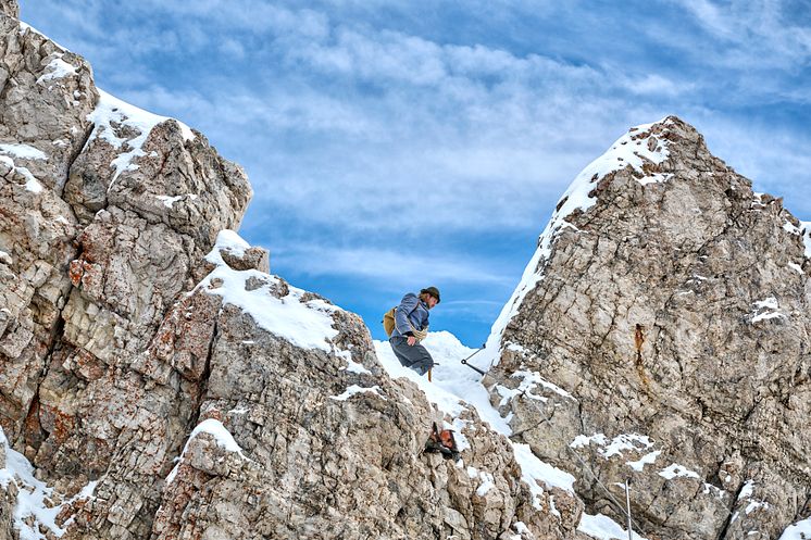 Bayern_Zugspitze_Kletterer_beim_Abstieg_vom_Zugspitzgipfel.jpg