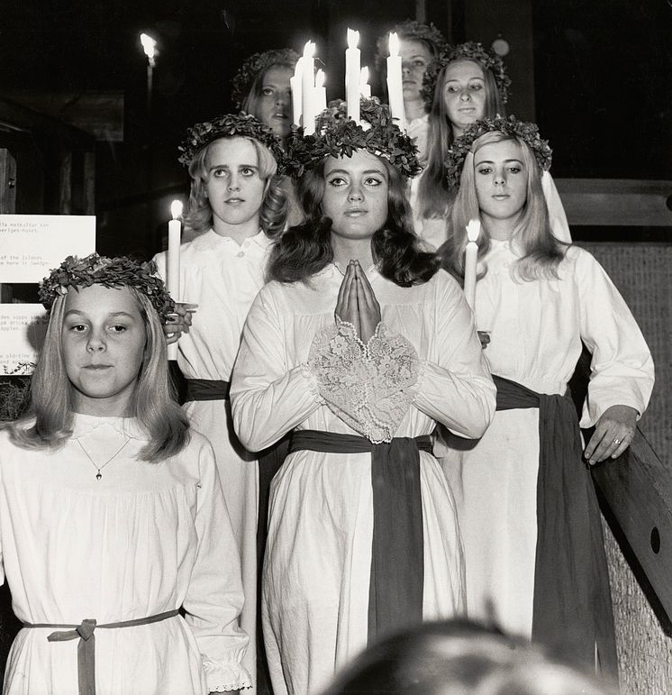 Tonårsflickor i luciatåg 1971, Foto Gösta Glase, Nordiska museet