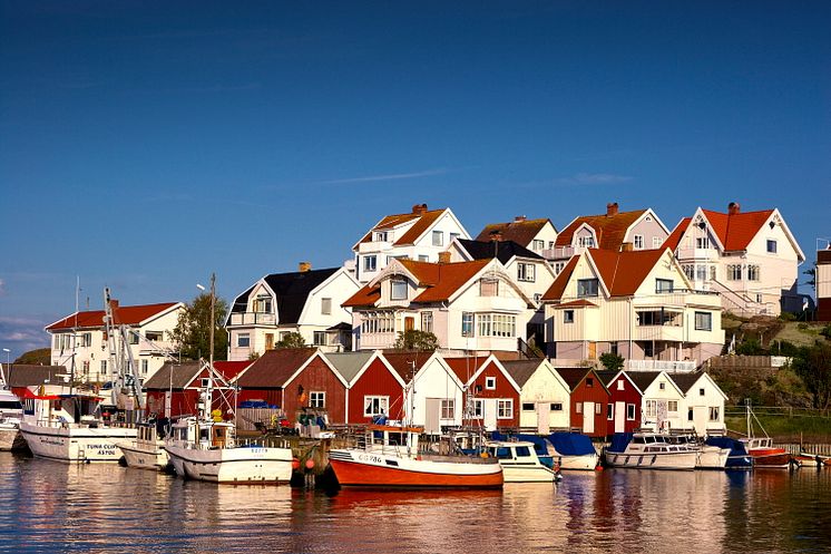 Houses and fishing shacks at the water - Photo Jonas Ingman