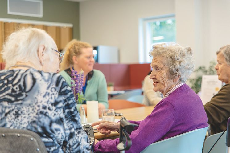 Synnøve (t.v.) og Lilleba er enige om at det er mange gode tilbud på Grorudhuset. Foto: Mariell Midtbø Bøyum/Kikkut