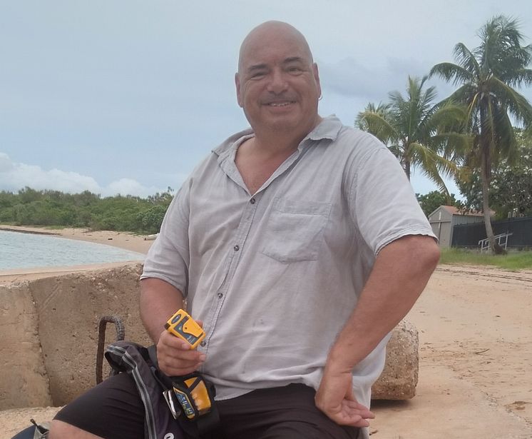 Hi-res image - Ocean Signal - Solo yachtsman Nigel Fox with the Ocean Signal rescueME PLB1 that saved his life