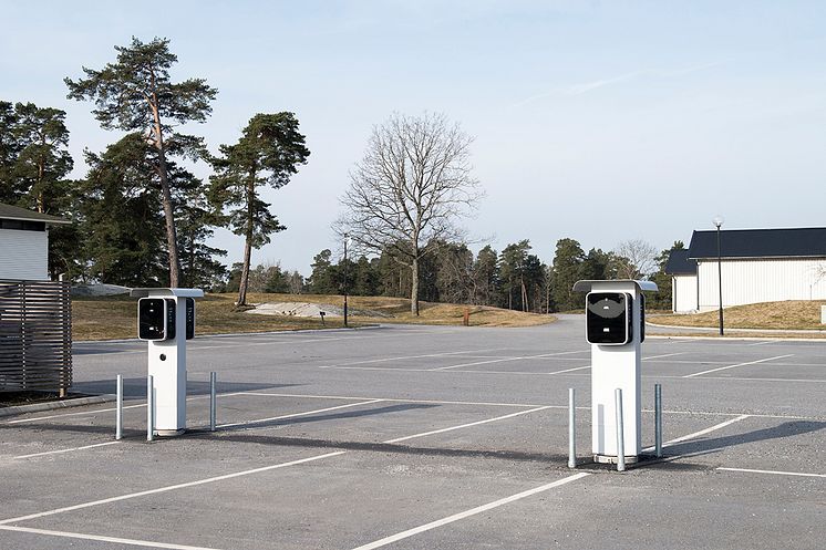 eRange Duo med Unimi fundament och påkörningsskydd