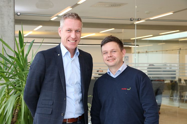 Henrik Hesby, Sverigechef på CLAAS tillsammans med Roger Bengtsson, servicechef Swedish Agro Machinery.