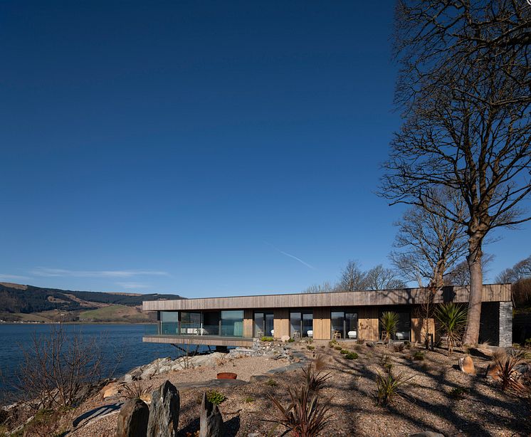 „Rock Cove, ein modernes Wohnhaus an der schottischen Küste, schwebt auf Stahlstützen über den Klippen.