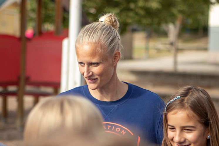 Carolina Klüft från Genpep delar ut Stadiums aktivitetsväskor