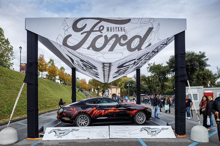 Ford Mustang genopstår som graffitikunst