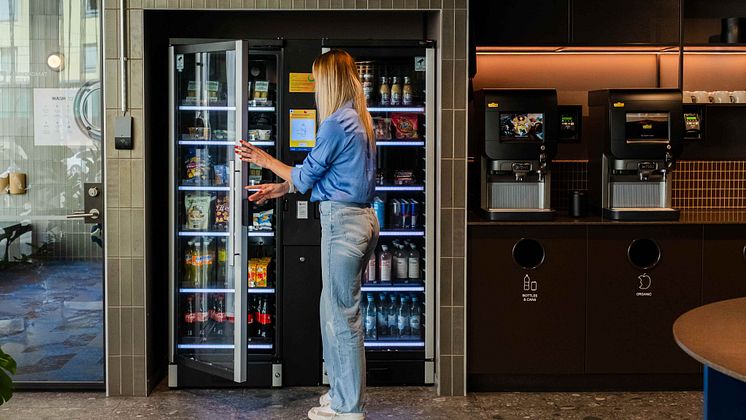 Gjest forsyner seg fra salgsautomat på Citybox Helsinki