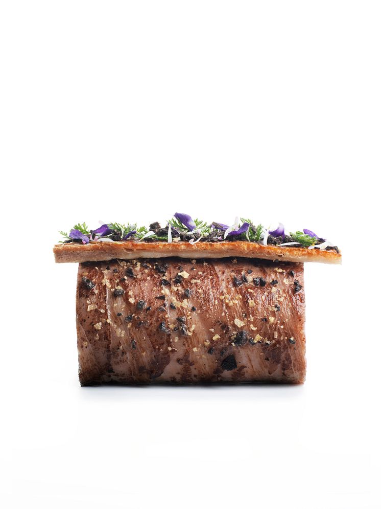 Grillad skinkstek med frasig svål och vilda örter
