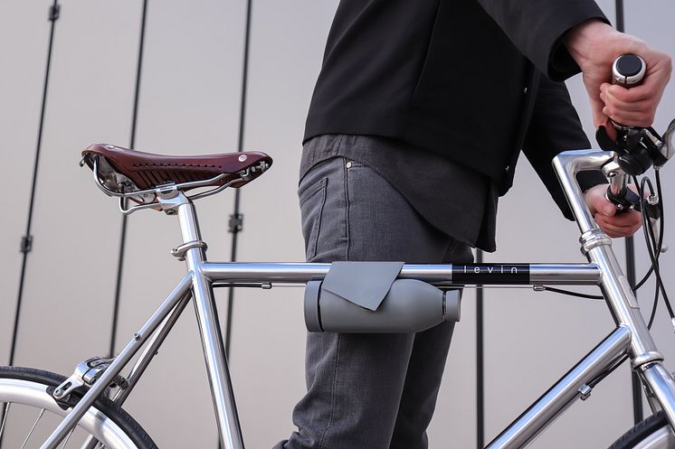 Vattenflaska i glas med silikonfodral, på cykelram