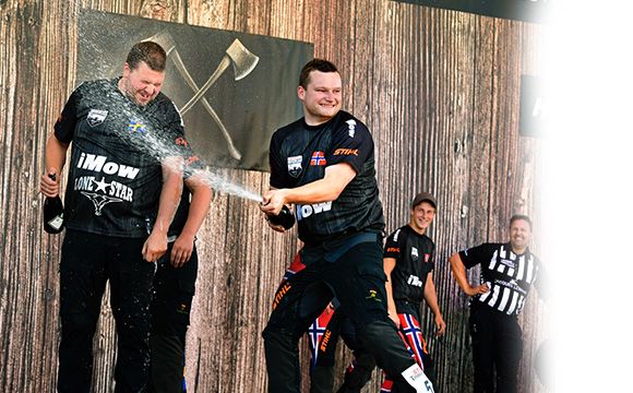 SLAPP JUBELEN LØS: Timbersports-utøveren Vebjørn Bleka Sønsteby fra Brøttum kunne glede seg over sin første internasjonale seier i konkurransen «Helsingborg Cup» lørdag. Foto: Tommy Holl