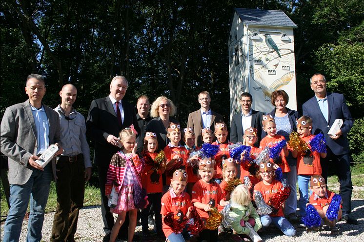 Foto: Die Mädchen und Buben des Maintal-Kindergartens in Schönbrunn haben die Patenschaft für den Artenschutz-Turm übernommen.