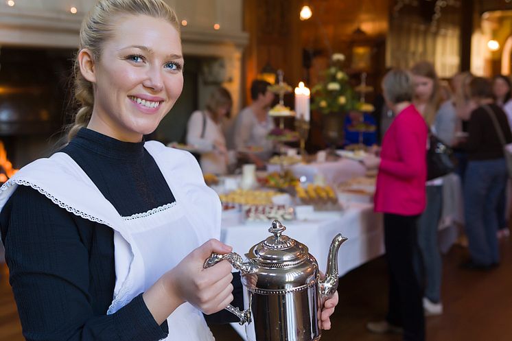 Tina Bengtsson serverar afternoon tea foto Thomas Carlén