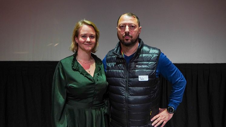 Frivillighetskonferansen 2023: Byråden for sosiale tjenester, Julianne Ferskaug og en av finalistene til frivillighetsprisen, Gianpaolo (Paolo) Caroprese