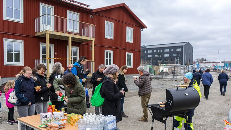 Smygvisning och korvgrillning i BoKlok Klingan