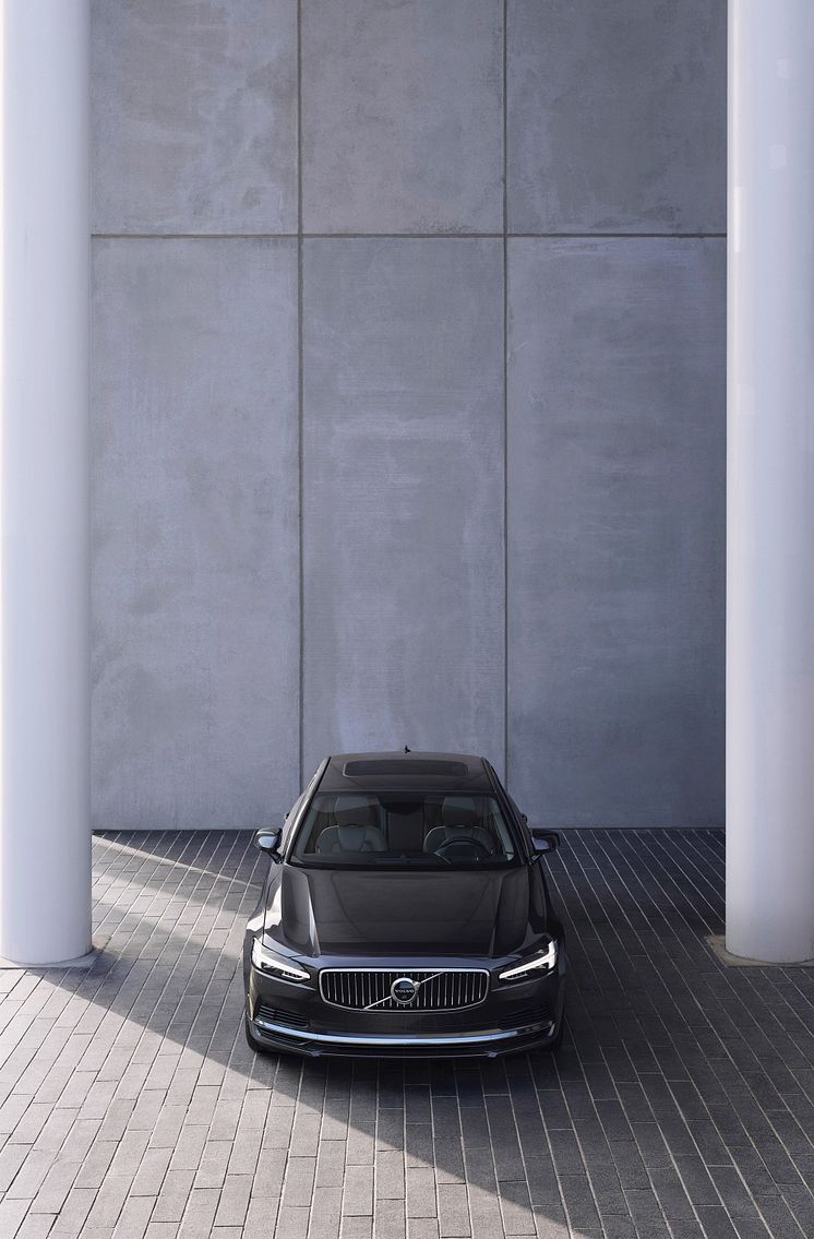 Volvo S90 Recharge T8 plug-in hybrid i Platinum Grey