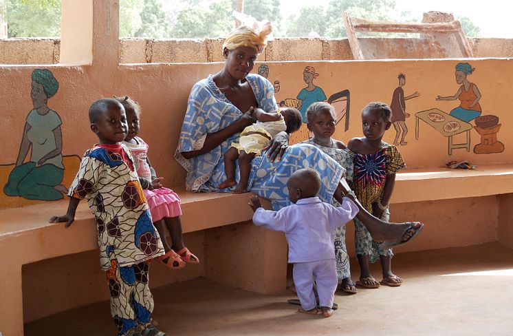 Mamma och barn på hälsokontroll i Mali