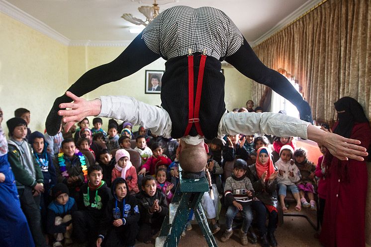 Jenny Soddu gör tricks för syriska barn på flykt