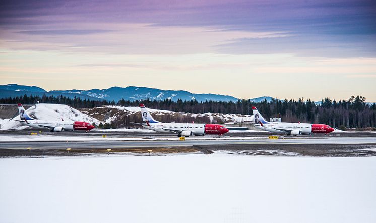 Tre Norwegian-fly på rad i vinterlandskap