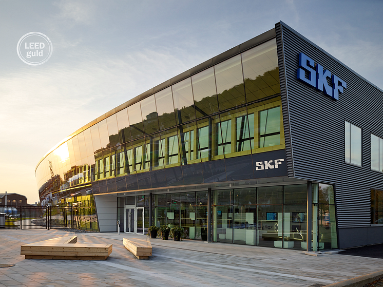 SKF Solution Factory i Göteborg, med værkstedplads, kontorer og uddannelseslokaler, har plads til 300 medarbejdere. Bygningen har LEED- certificering Guld og blev i november tildelt prisen “Årets LEED-bygning 2016” ved Sweden Green Building Awards.