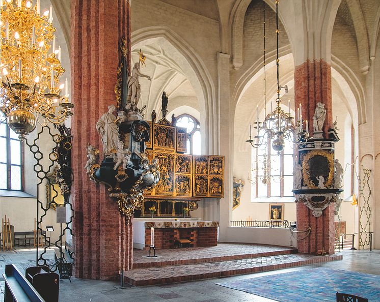 Högaltaret med Sten Stures altarskåp från Antwerpen och på var sida barockmonument. Fotograf: Rikard Larsson.
