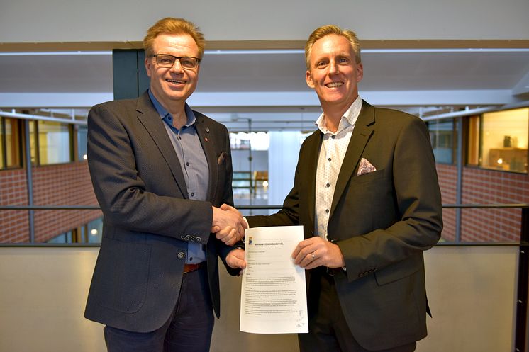 Per-Ola Mattsson, kommunstyrelsens ordförande i Karlshamns kommun, med det påskrivna markanvisningsavtalet tillsammans med Andreas Meyer, VD Skåneporten.