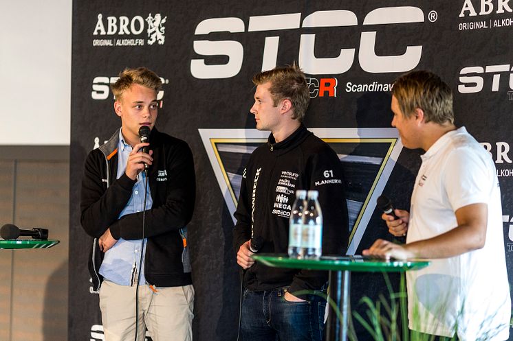 Nicklas Oscarsson (t.v.) och Marcus Annervi (mitten), toppförare i Clio Cup, deltog på presskonferensen och pratade om sina ambitioner med att ta klivet upp i STCC 2017. Foto: Daniel Ahlgren/STCC