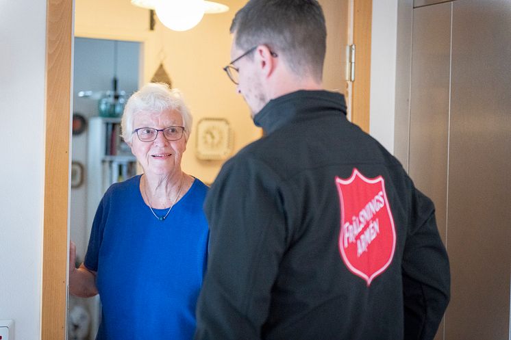 För äldre som har svårt att ta sig från sin bostad kan Frälsningsarmén göra hembesök. 