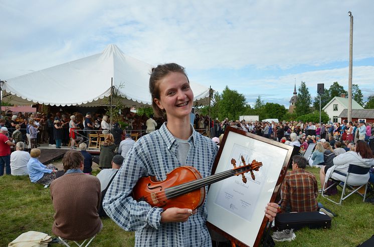 2022 års vinnare av Påhl Olles fiol - Tilde Edlund