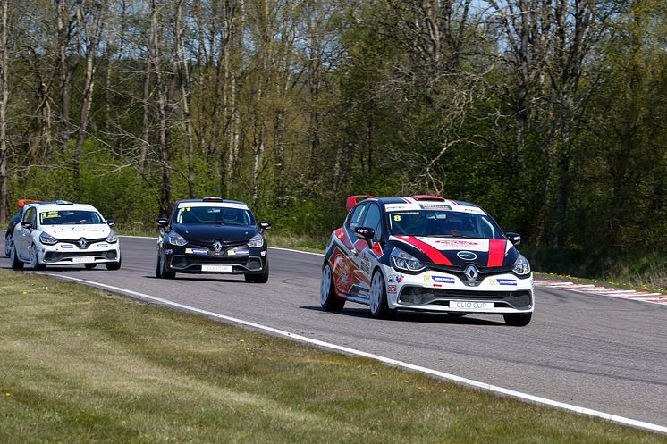 Ilmari Korpivaara före Joel Jern och Julle Ljungdahl i Clio Cup-premiären på Ring Knutstorp.