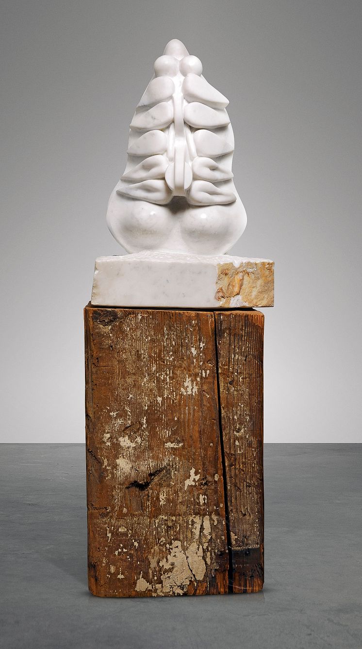 Louise Borgeouis: «Torso, Self-Portrait» (Hvit marmor på sokkel av tre. 1963-64) © Louise Bourgeois, BONO. Gjengitt med tillatelse fra Christen Sveaas' Kunststiftelse