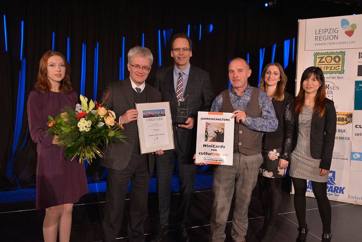 Prof. Dr. Peter Wollny (2.v.l.) nimmt als Direktor des Bach-Archivs Leipzig den Tourismuspreis 2017 entgegen. Michael Berninger (3.v.r.) von der Culturträger GmbH präsentiert die gesponserte Werbeleistung. 