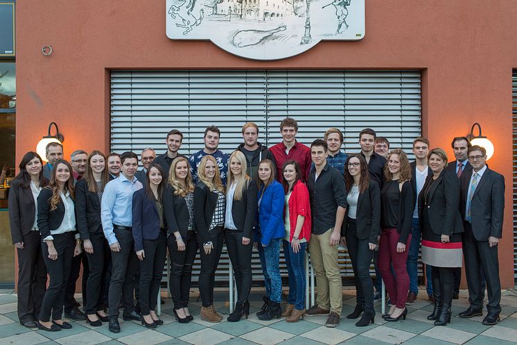 Foto: Die Absolventen aus Regensburg und das Personal- und Ausbildungsteam des Bayernwerks sowie der Siemens AG, die die technische Ausbildung in Regensburg betreuen.